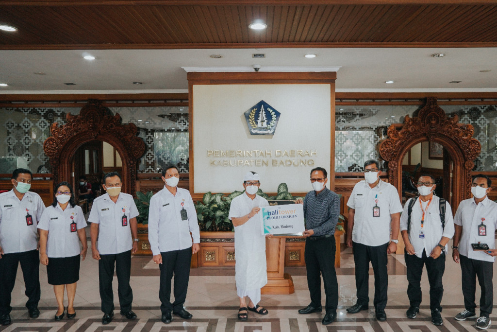 Sekda Adi Arnawa Menerima Audiensi Eksekutif Direktur PT Bali Towerindo Sentra, Terkait Serah Terima CSR Bantuan Tabung Oksigen